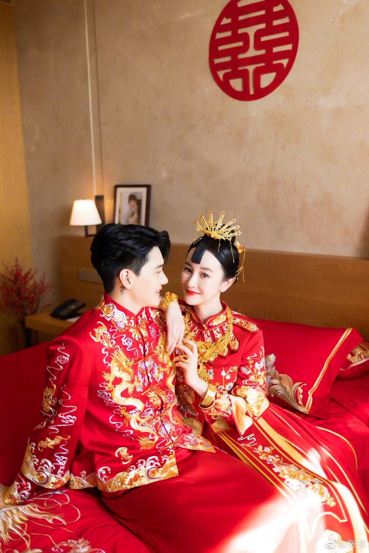 张檬|张檬金恩圣中式婚礼照，两人身穿大红婚服，甜蜜接吻，互喂莲子