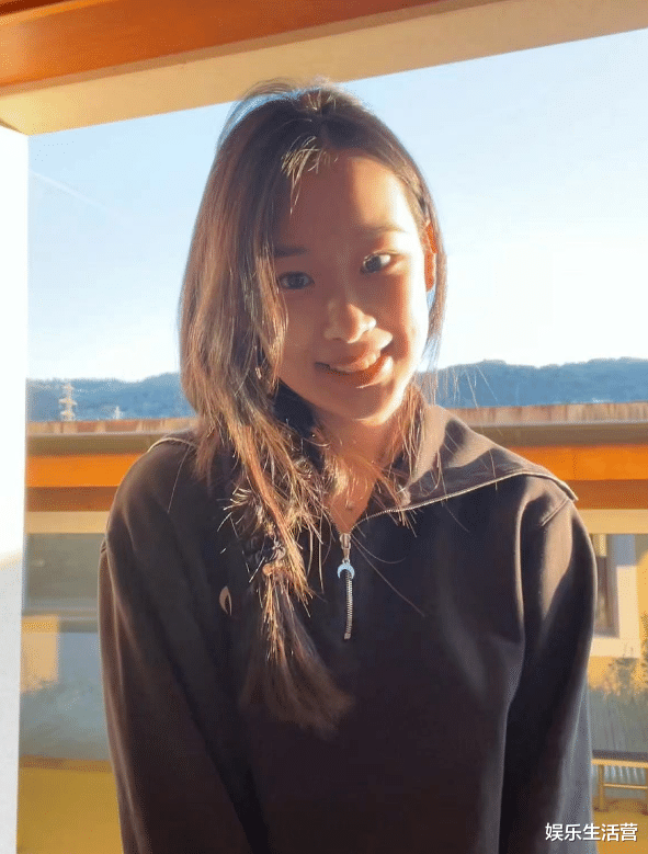 赵文卓|赵文卓15岁女儿晒照,素颜清纯大方,11岁就留学,每年学费近百万