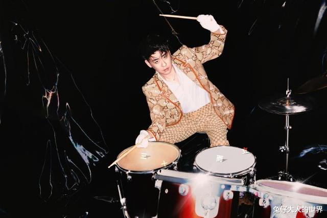 张云雷|郭麒麟徒弟与张云雷同框合影，网友喊话辫哥哥，回家营业可好