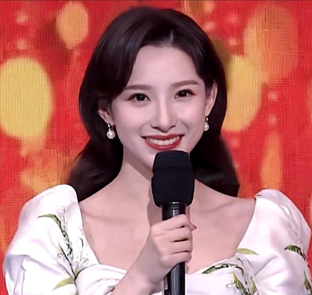 春晚|马凡舒“摇头晃脑”主持春晚,网友:她比王冰冰更漂亮