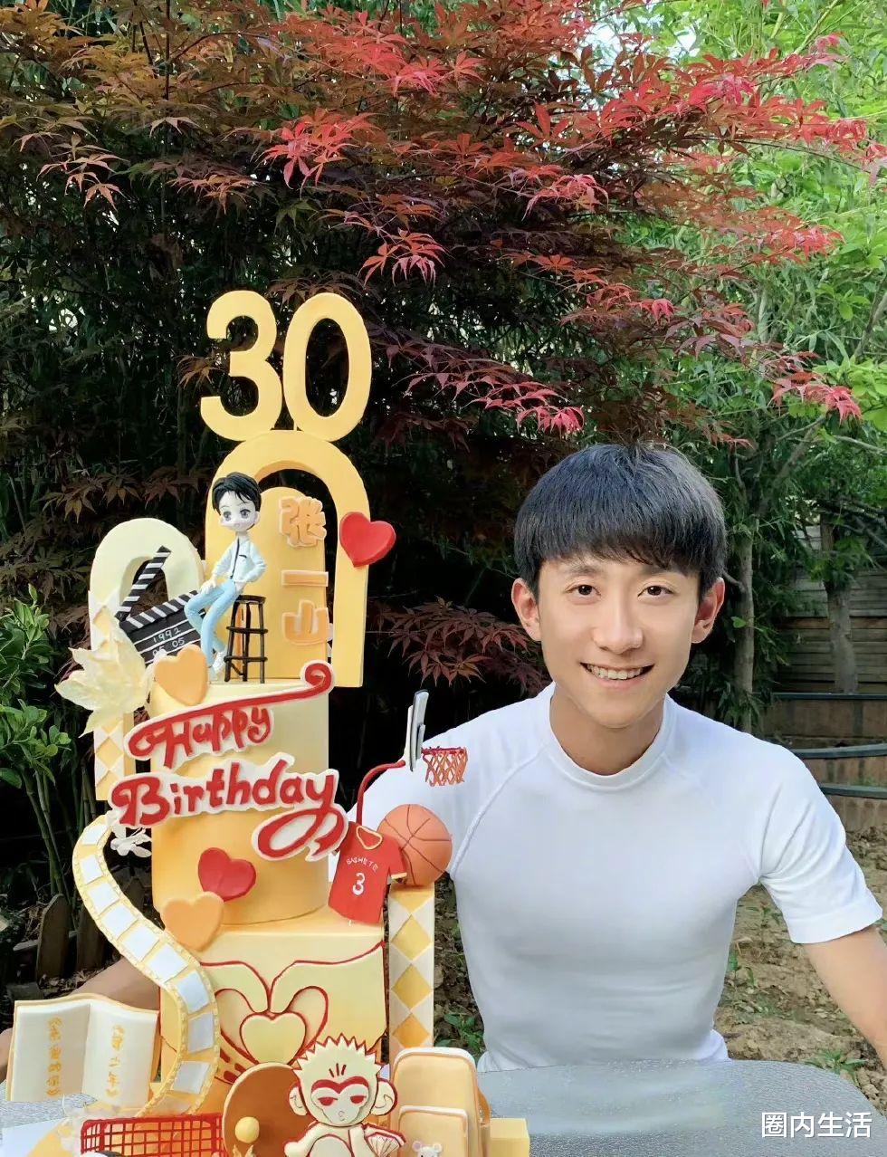 |张艺兴最近混迹各种导演酒局之中，他这么拼是为了自己旗下练习生