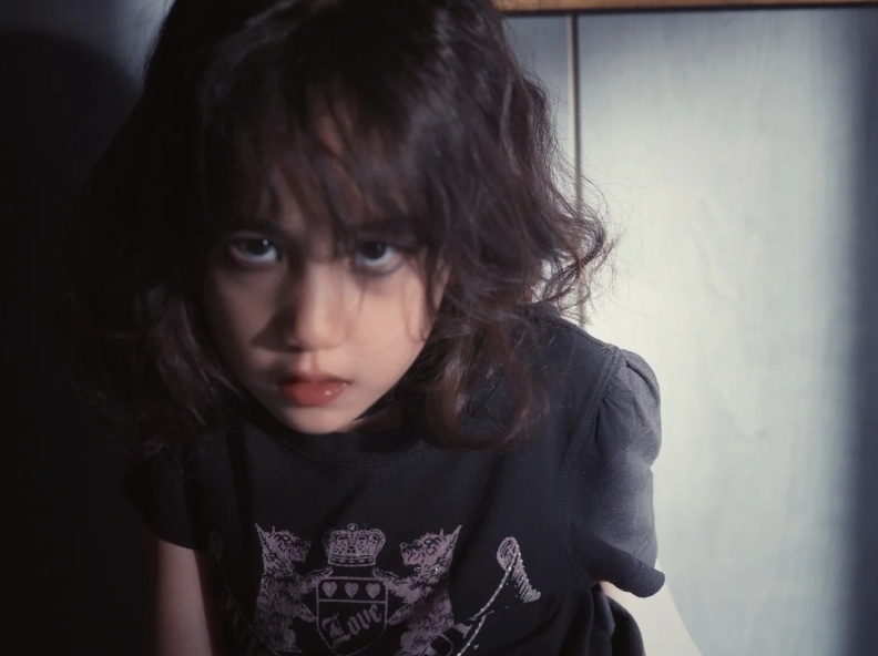 黄磊|黄磊9岁小女儿挑战烟熏妆,多多妹妹气场全开,镜头表现力超强