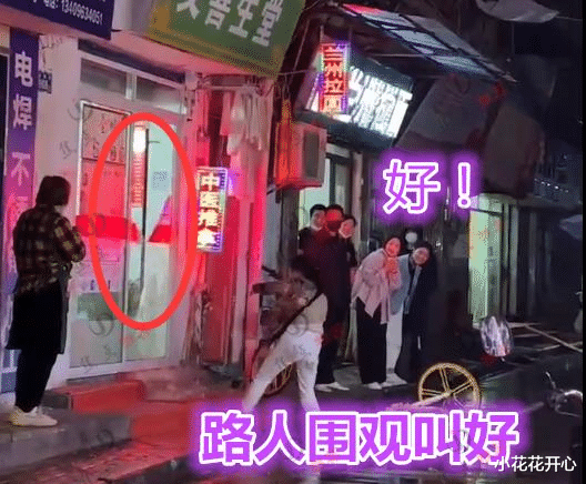 女子用铁棍砸推拿馆的门玻璃,知情人:她丈夫在里面按摩