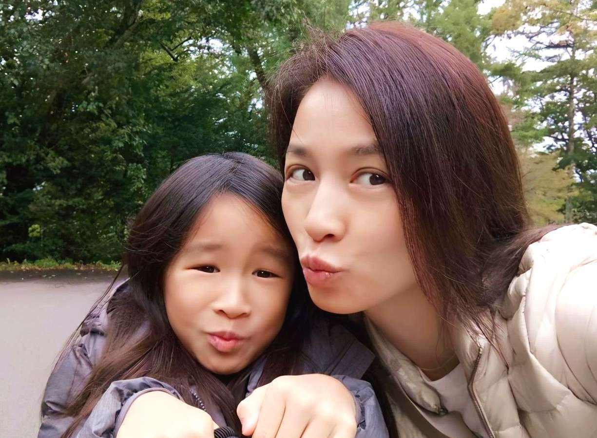 张庭|张庭女儿因长相太丑被嘲,本人回应:我父母有钱,我又不靠脸吃饭