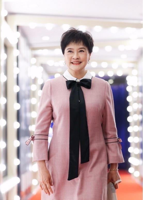 梁丹妮|68岁梁丹妮真洋气，穿粉色娃娃裙优雅甜美，被小8岁老公宠成公主