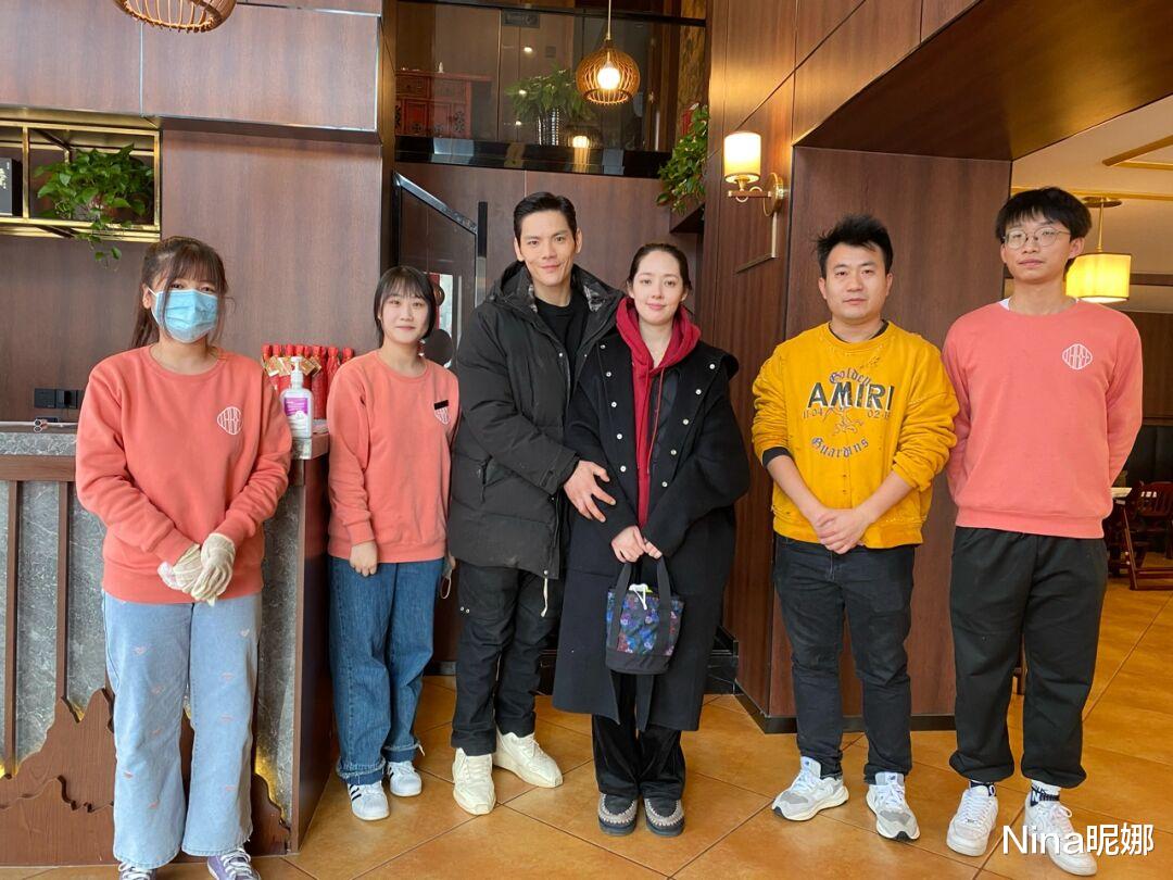 郭碧婷|郭碧婷一家三口天津被偶遇,穿大衣发际线比婆婆都高,向佐合影扶妻好腻歪