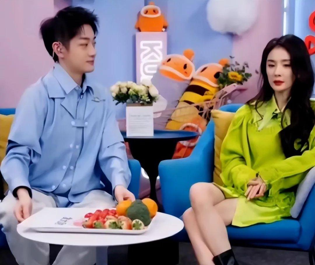 杨幂|杨幂直播风波后续:主持人被曝丢工作,粉丝要求主持人道歉!