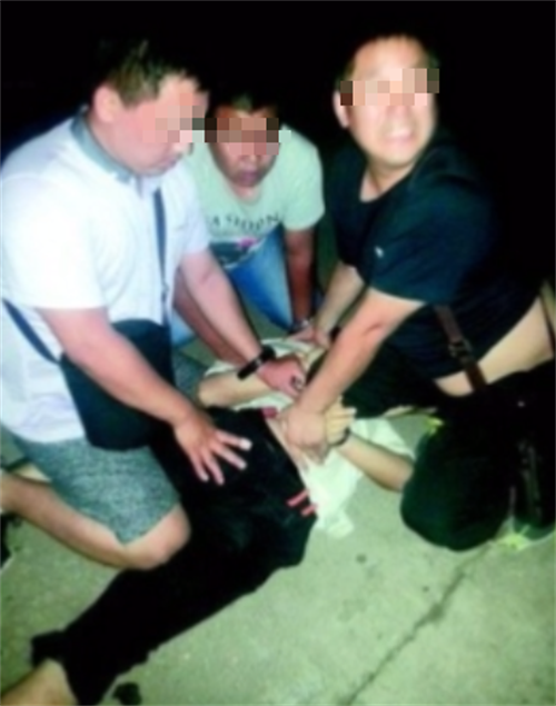 2014年佛山男子因女邻居家深夜噪音大,多次沟通未果,连捅其54刀