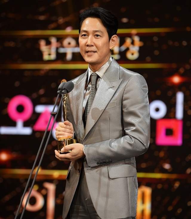 金高银|韩国青龙电视大赏:李政宰金高银封视帝视后,允儿性感亮相抢风头