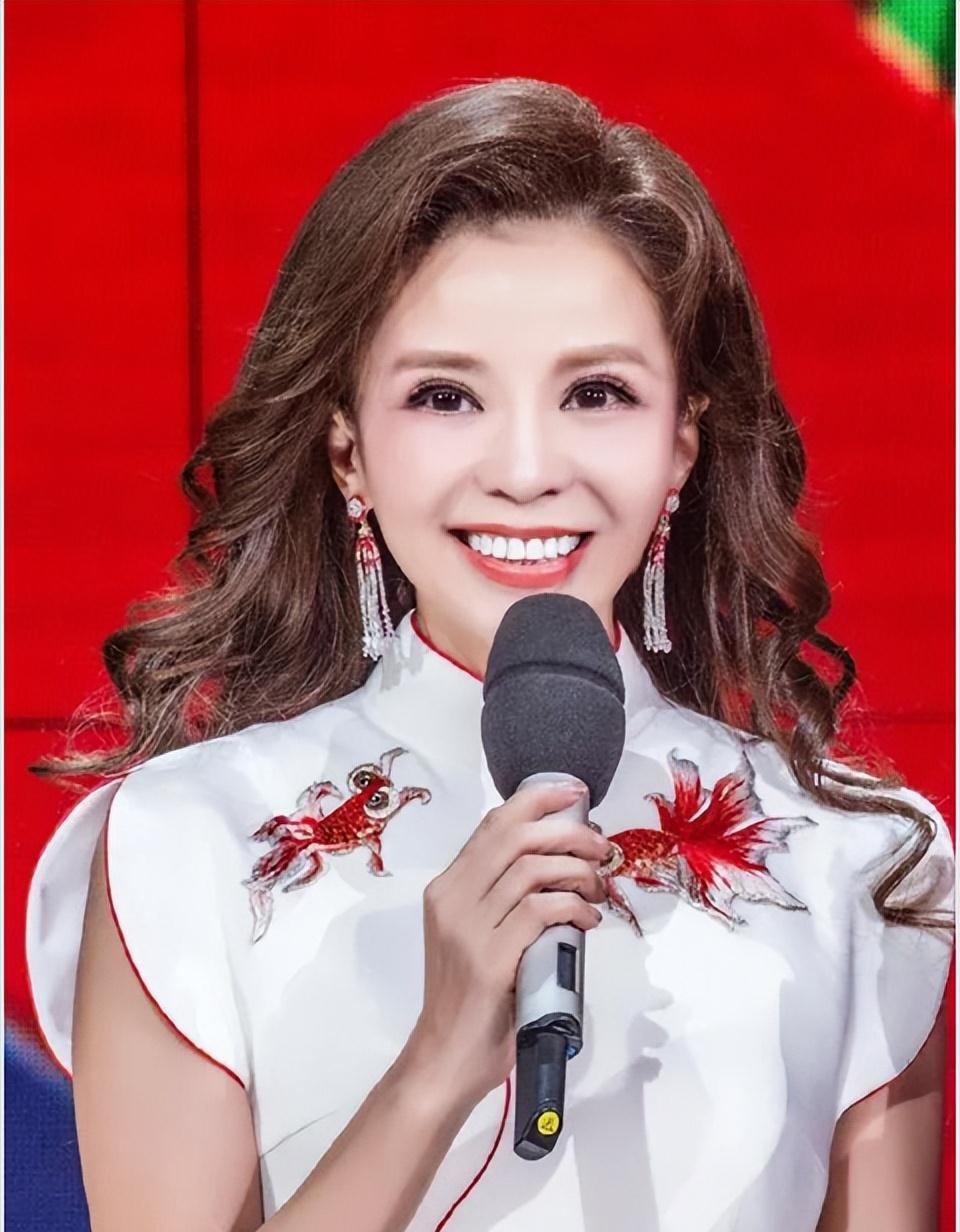 朱迅|48岁央视主持朱迅扮老，撞脸蔡明一脸委屈，网友评论更加扎心