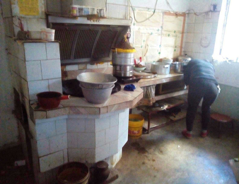 婆婆才49岁就懒成这样,客厅没法待,厨房脏成这样,做饭谁敢吃