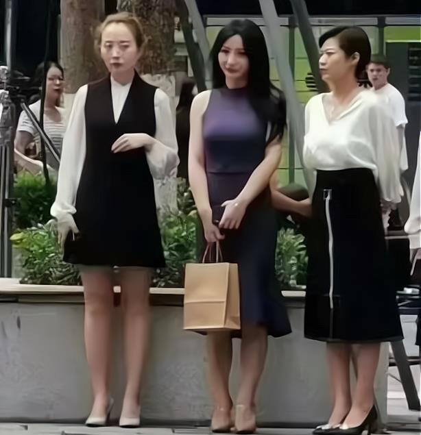 柳岩|柳岩穿无袖长裙拍戏,和群演合影惹争议,被指气质完全被秒杀