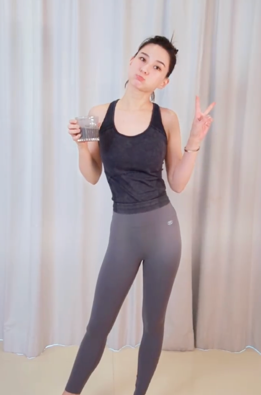 何超莲|赌王女儿何超莲家中杂物成堆!大牌化妆品铺满一地,装修高档奢华