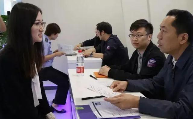 留学生|“因为你是留学生才多给三百”，海归男生面对薪资，有点哭笑不得