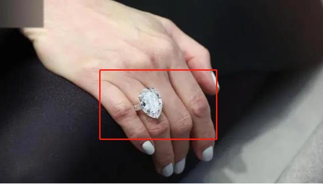 关之琳|关之琳戴4500万钻石现身，西服黑丝太性感，拍卖超亿元宝贝做慈善