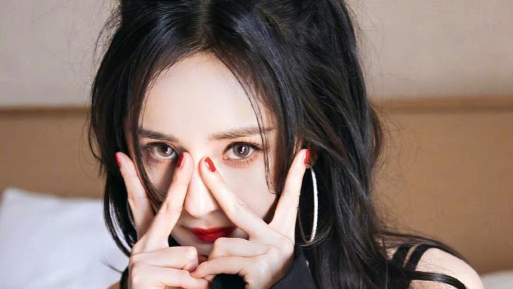 面膜 女明星都是护肤狂人，热巴连逛街都在敷面膜，杨幂用两万块眼霜保养