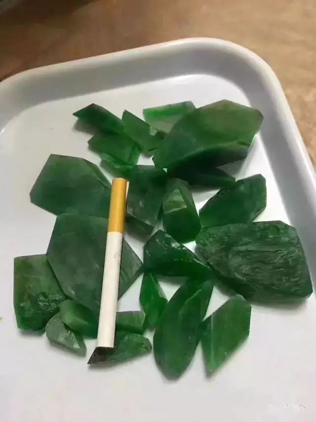 翡翠|会卡场口的翡翠原石，一刀下去切出整整一盘满色帝王绿