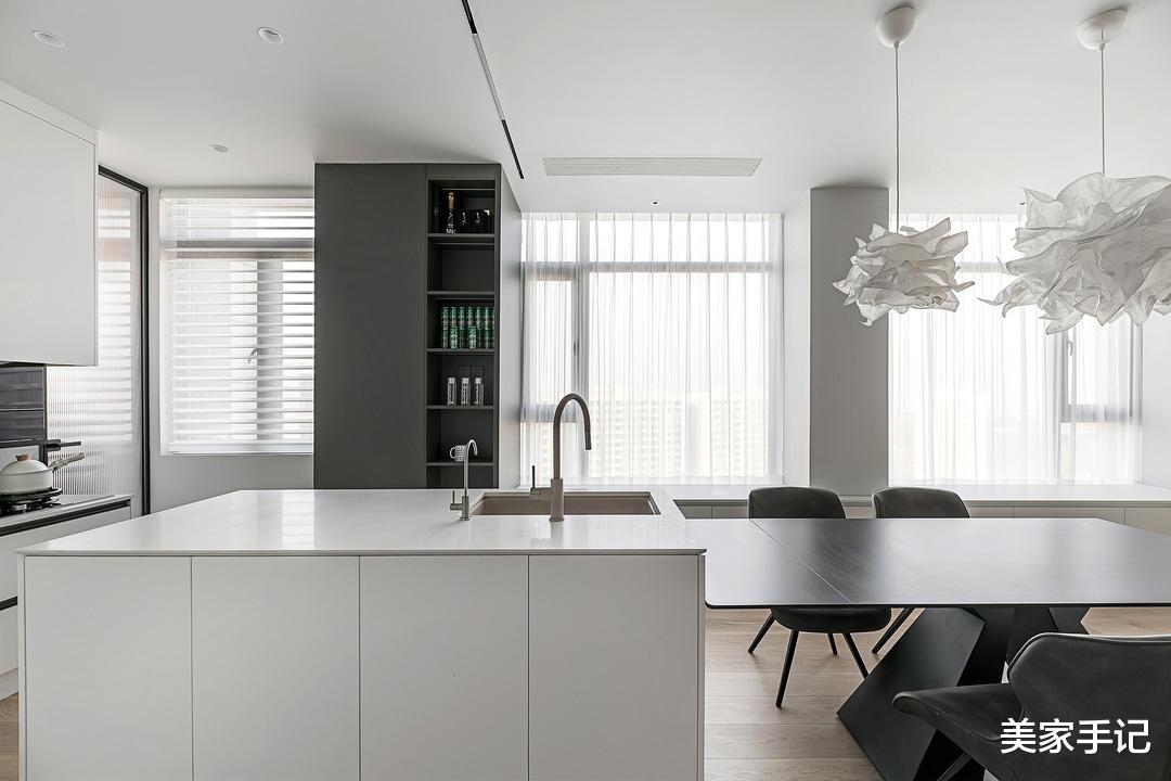 上海一家三口的新房，坚持客厅不买沙发、茶几，入住反而实用顺心