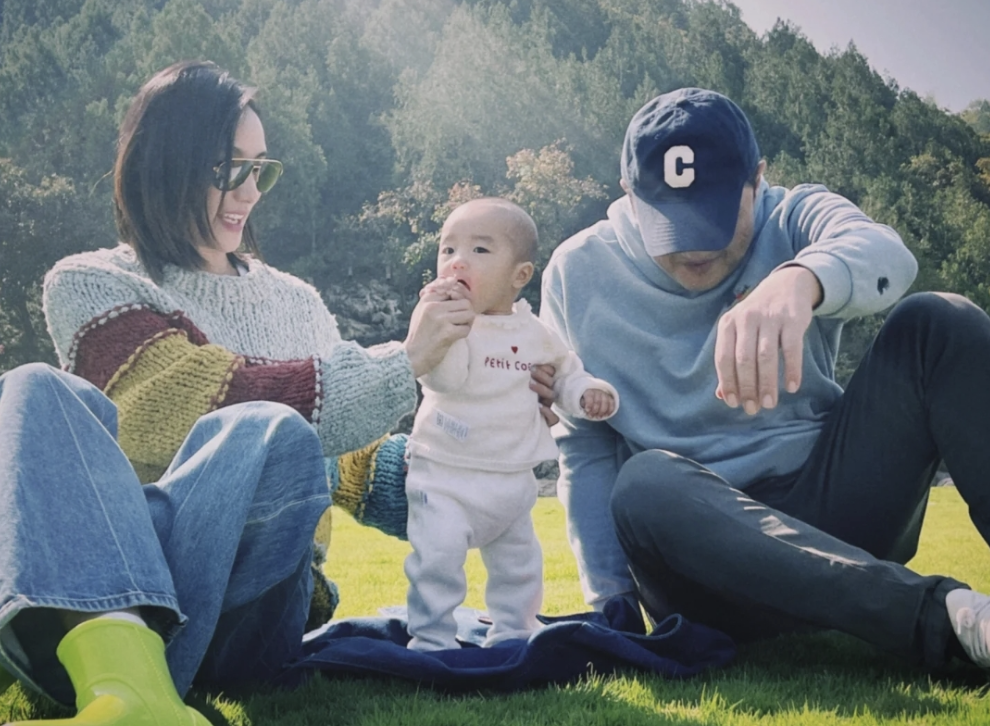 李亚鹏|李亚鹏带妻女感受大雪节气,被赞有烟火气,二胎正面出镜白皙可人