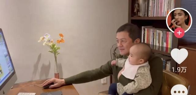 李亚鹏|李亚鹏抱9月大女儿玩电脑小游戏,网友热议孩子长得不像爸爸