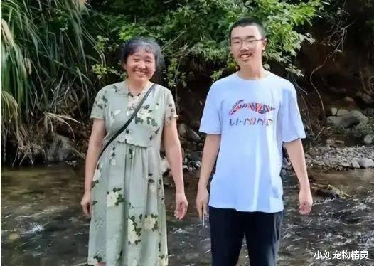 胡鑫宇事件有同学站出来爆料，胡鑫宇谈恋爱，意外发现女友被侵犯