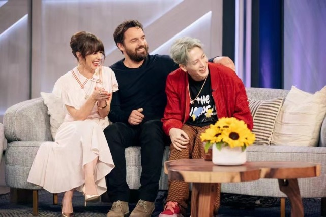 王嘉尔|王嘉尔首登脱口秀可爱到让女演员直呼想领养！却差点被“绑架”