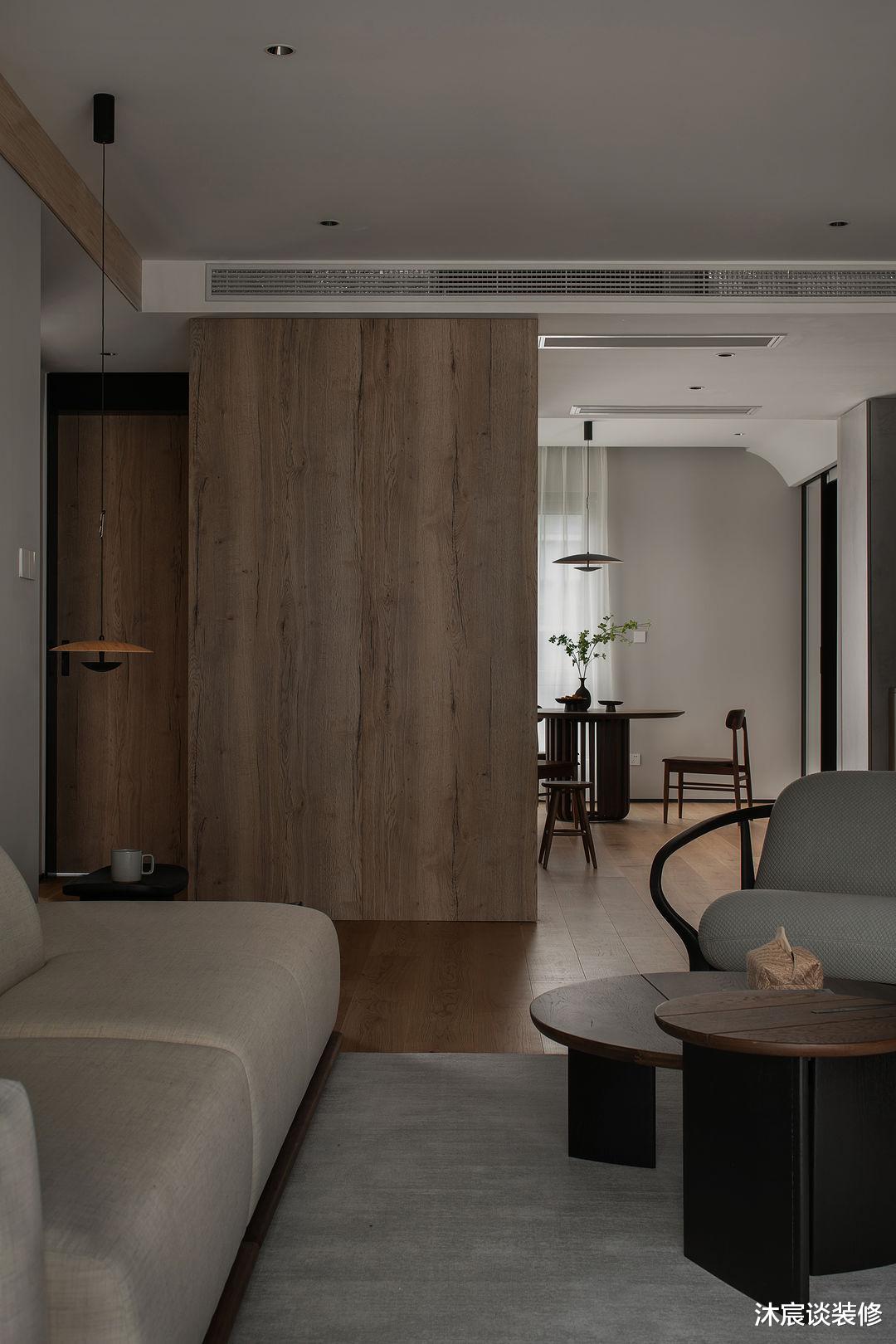 温馨是一个家最该有的气质，就像她家用乳胶漆配原木，简单又美好