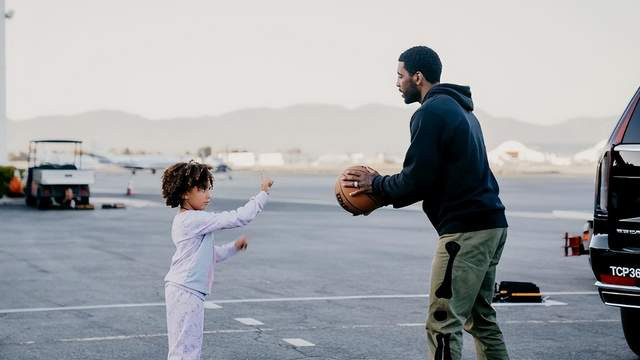 秦海璐|一夜六大动态！欧文喜添新丁，老里缺席执教，考辛斯卑微求职