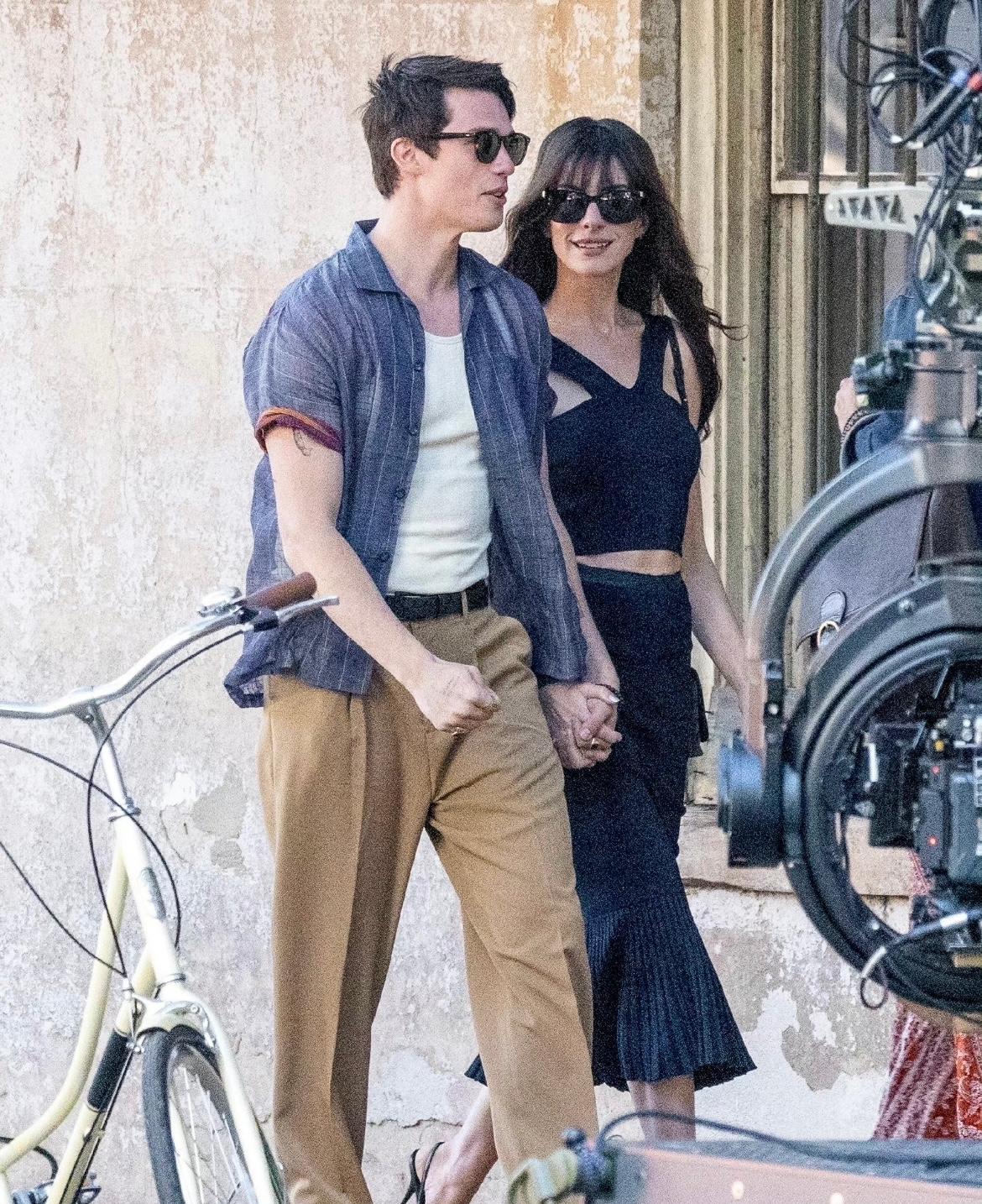 安妮·海瑟薇|40岁的安妮海瑟薇搭24岁男主路透，网友：姐姐太年轻，男主显老