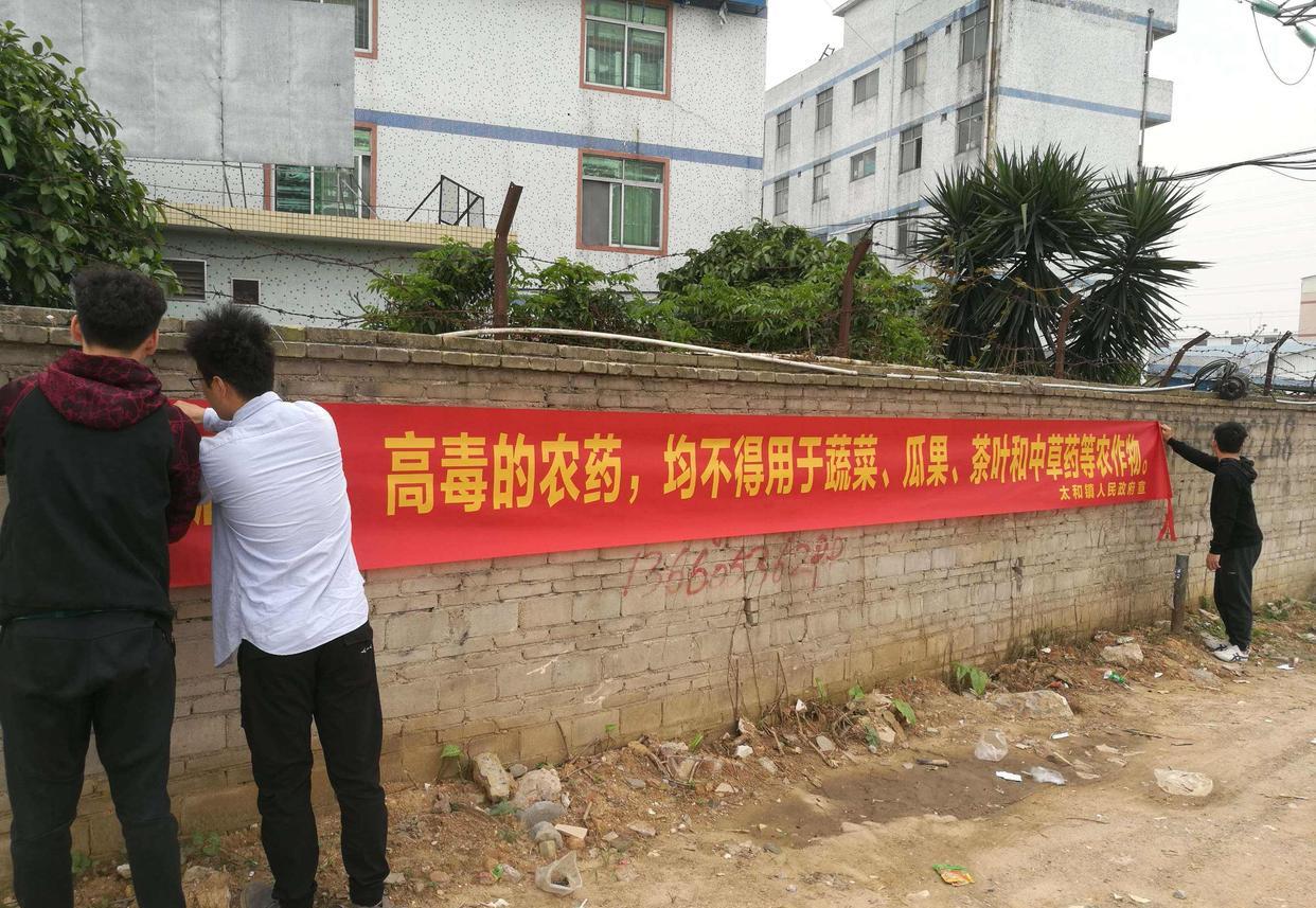 农民在自己地里撒药叫“投毒”?有人因此被判刑,网友都看不下去了