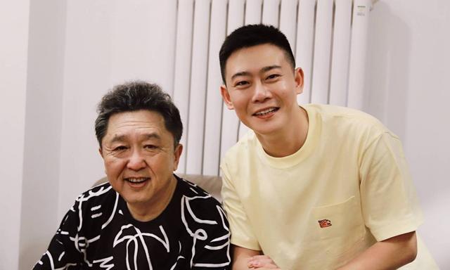 栾云平|提携别人不图回报,德云社副总栾云平,在小剧场主动帮小辈送道具