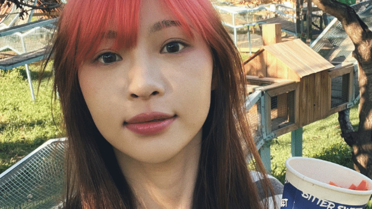 官宣|痞幼疑似怀孕！小腹隆起脸浮肿有孕相，已与49岁男友交往9个月