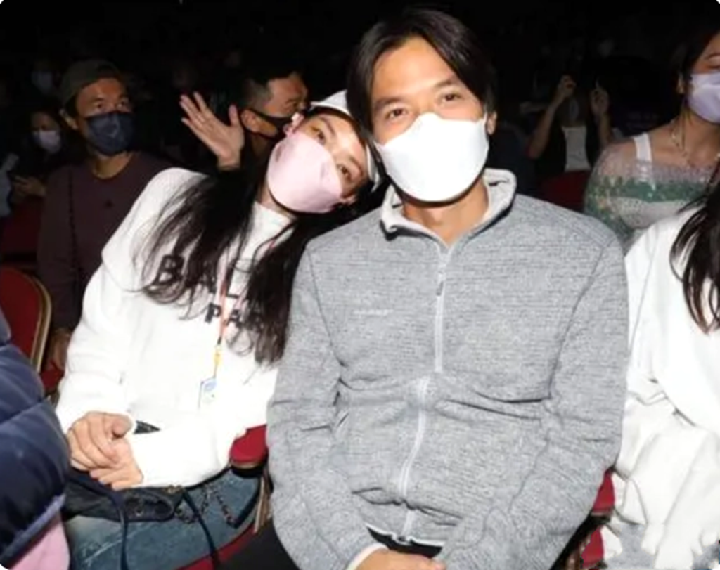 陈奕迅|陈奕迅女儿罕见出镜,与妈妈同框似姐妹,甘比和大女儿也现身了
