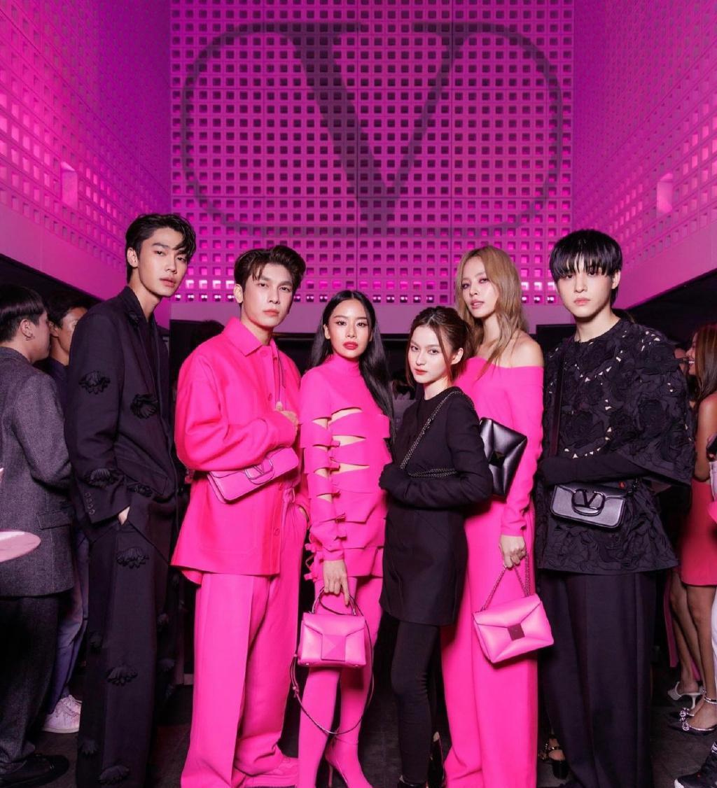 帅哥|泰剧圈偶像群星粉耀亮相时尚大秀:快来看泰国帅哥美女驾驭芭比粉