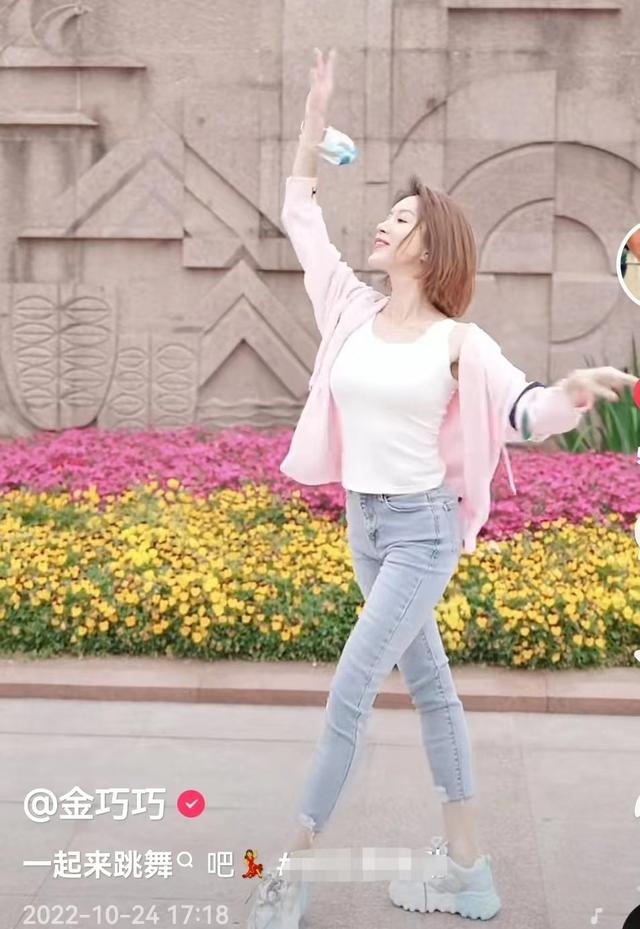 金巧巧 47岁金巧巧户外跳舞好轻盈,皮肤白皙长腿瞩目