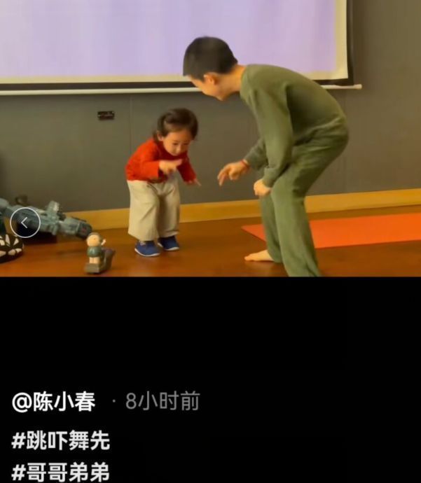 周迅|陈小春晒俩儿子互动画面,小儿子穿着喜庆好活泼,留长发酷似女孩