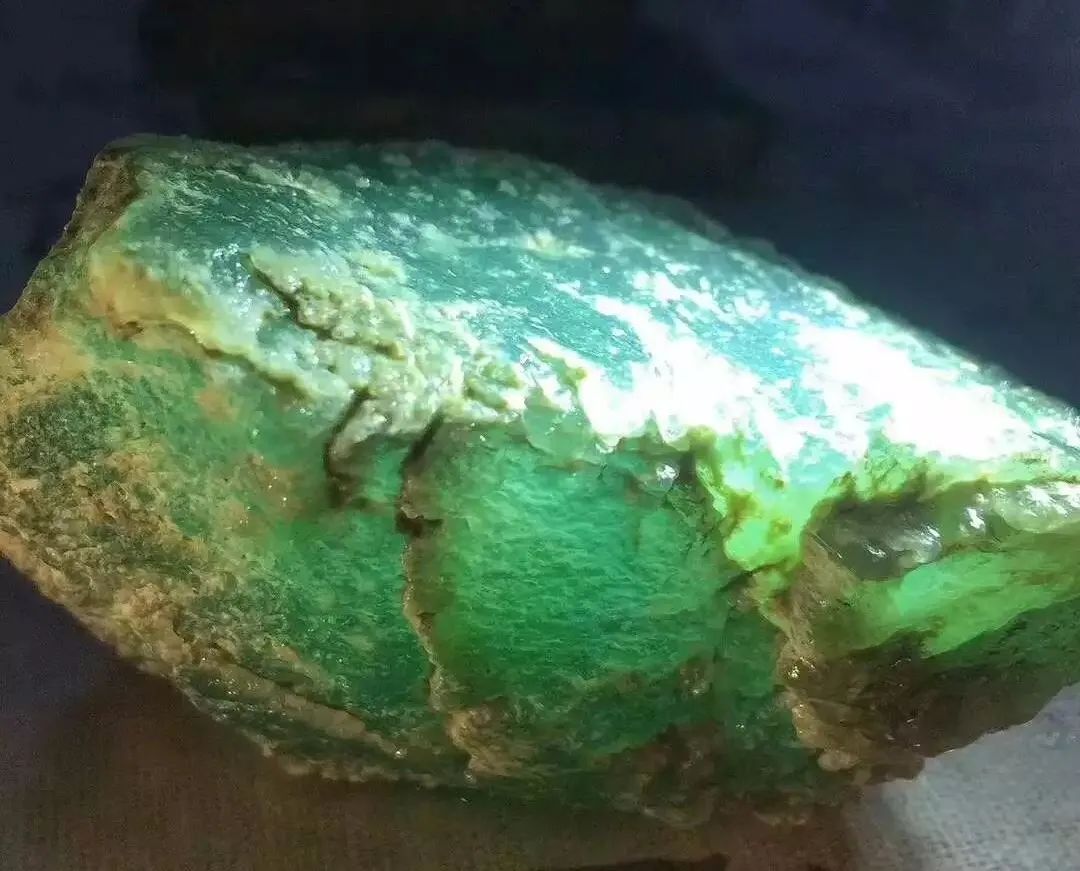 翡翠|翡翠欣赏丨极品“晴水”之美