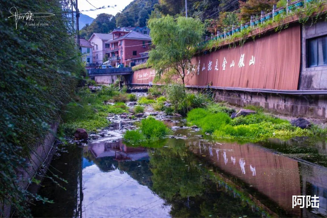 |家家户户门前是小桥流水，这样的美丽乡村就在富阳安顶山下