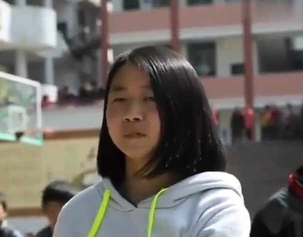 2015年四川15岁女孩帮弟弟找亲妈,竟找到自己亲妈,女孩惊到了