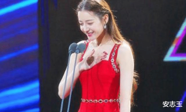 迪丽热巴|迪丽热巴“走哪捂哪”太做作？看到她生活照，终于理解她的难处了