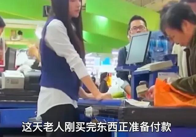 大妈买奶粉不够钱要打欠条,收银员怒斥:你孙子不是我的崽