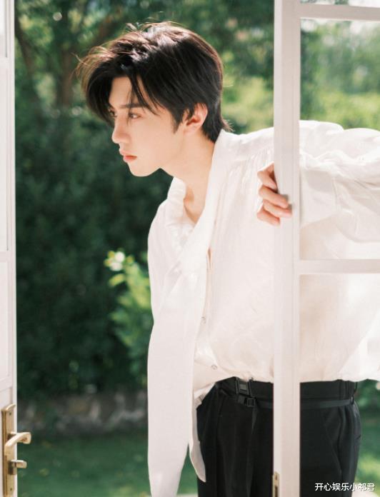 陈哲远|陈哲远七夕大片福利,侧颜神似年轻版“谢霆锋”,一整个爱住了