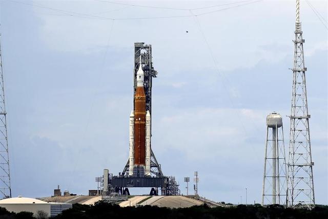 美国登月火箭将带着人体模型发射，还没出发就遭遇漏油、雷击