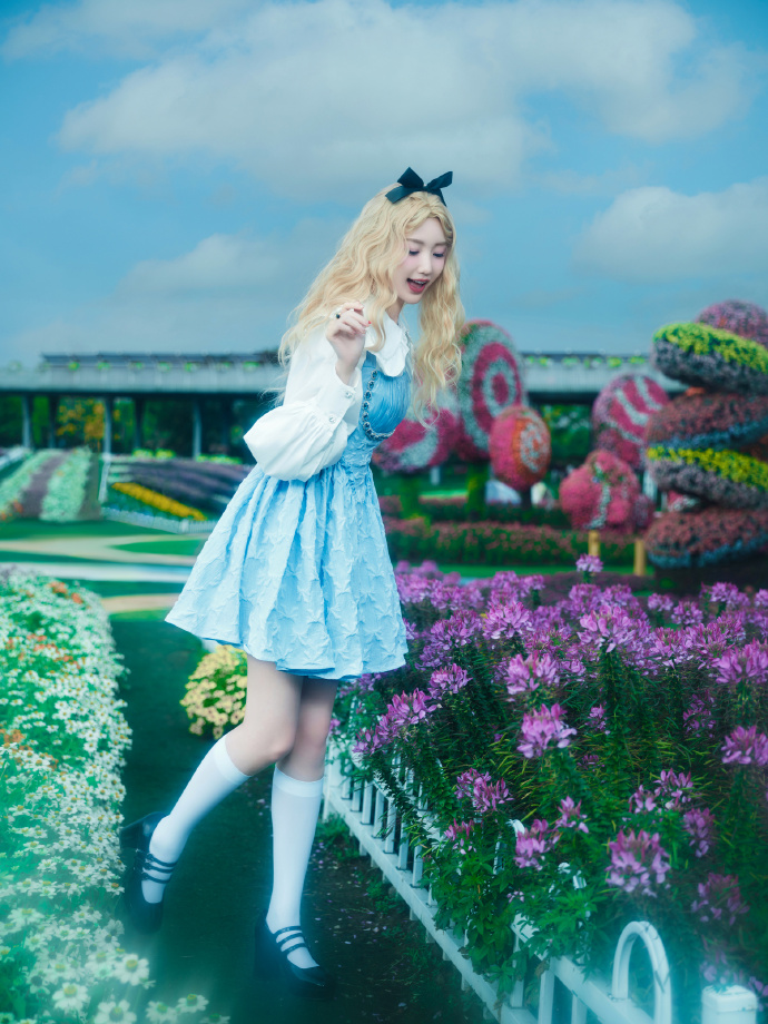 毛晓彤|毛晓彤化身爱丽丝,梦游仙境大片