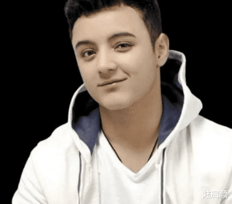 阿尔法|他7岁出场费就5万,9岁踏上春晚,如今只能在商场卖唱