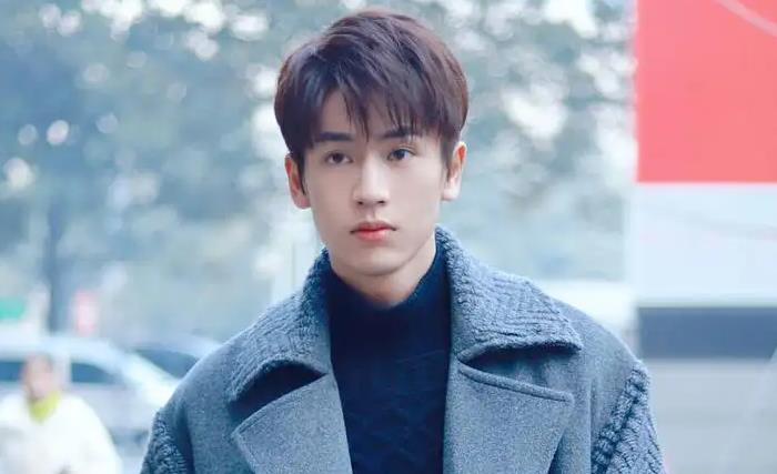 白梦妍|白鹿与张凌赫恋情曝光，女方前往男方家过夜被拍到，两人互动超甜