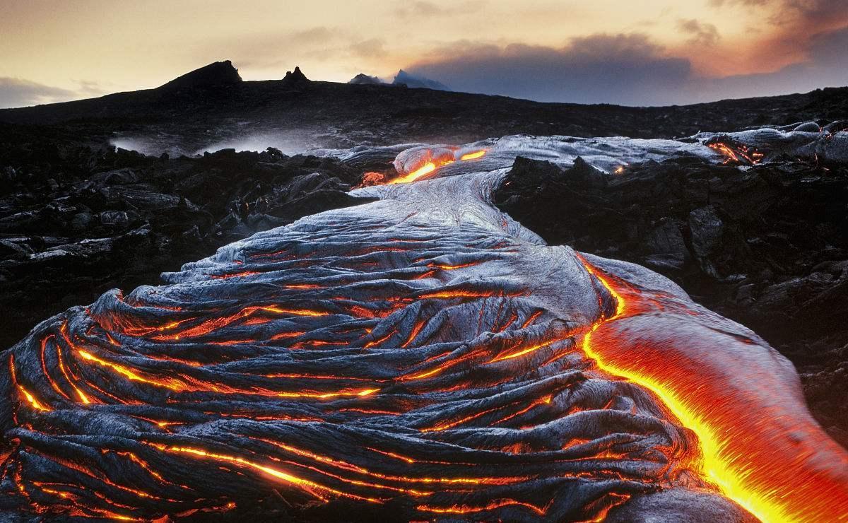 地球进入灾难模式?全球最大活火山沉寂了40多年,突然开始喷发