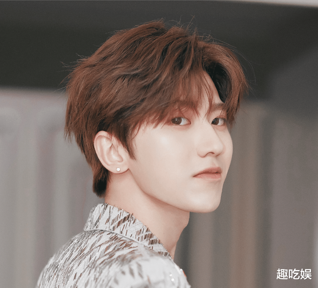 蔡徐坤|蔡徐坤再上热搜! 破洞裤里带打底，温州男孩一路逆袭，成顶流导师