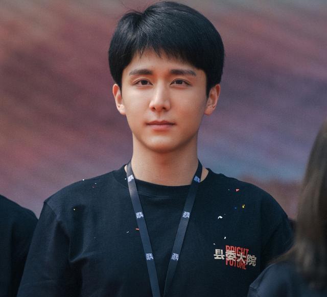 娱乐圈|《县委大院》正式开机!张新成吴越现身,大背头胡歌男神范十足