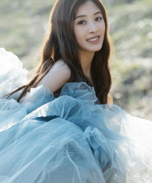 张含韵|张含韵 唱着酸酸甜甜就是我的女孩 终究活成了一股清风